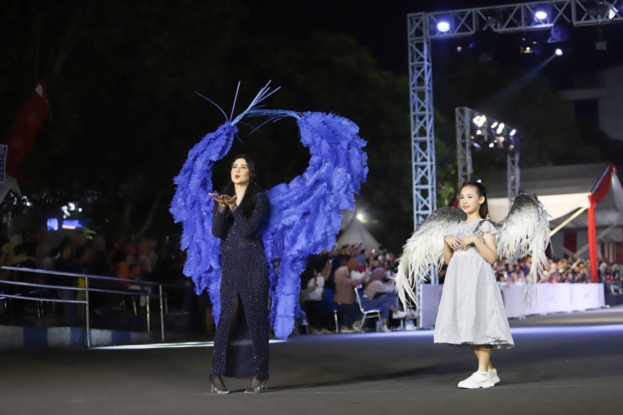 Arumi Bachsin tampil di ajang bergengsi Jember Fashion Carnival