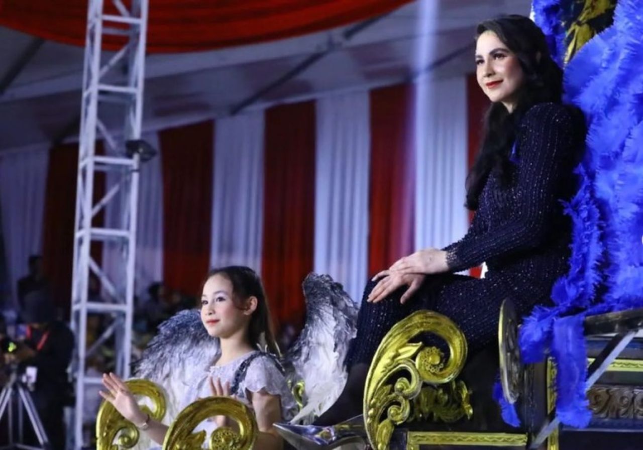 Arumi Bachsin tampil di ajang bergengsi Jember Fashion Carnival