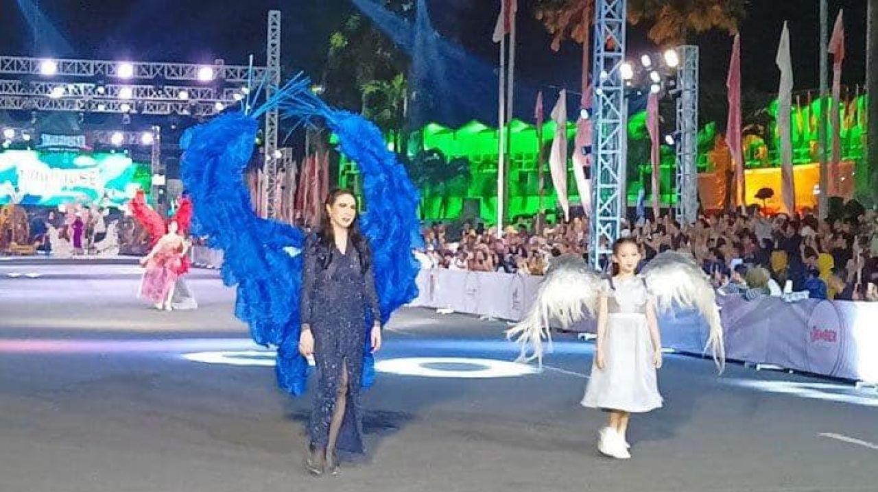 Arumi Bachsin tampil di ajang bergengsi Jember Fashion Carnival