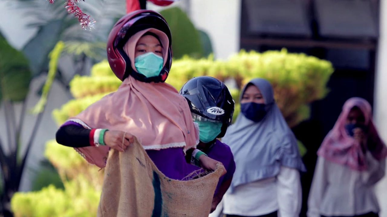 Penghuni Liponsos Keputih Rayakan Agustusan dengan Lomba Bakiak dan Balap Karung