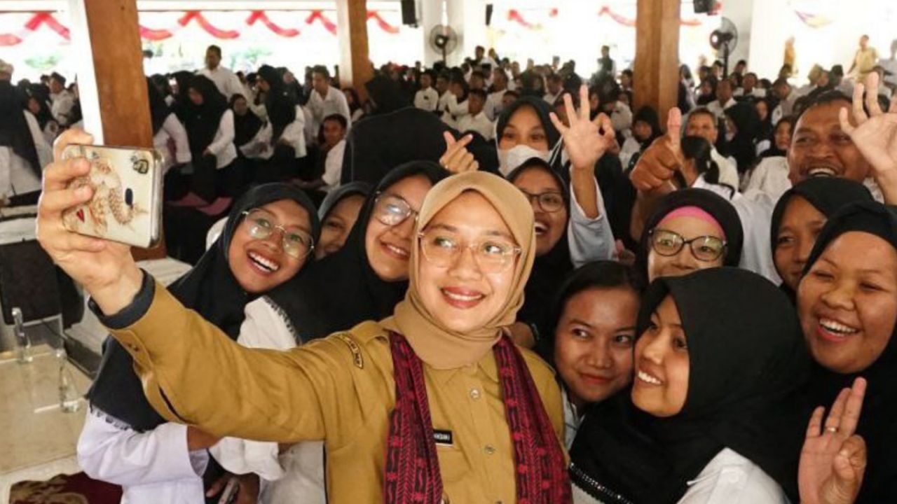 Ipuk Fiestiandani Beri SK Pengangkatan 334 Pegawai dengan PPPK Formasi Guru