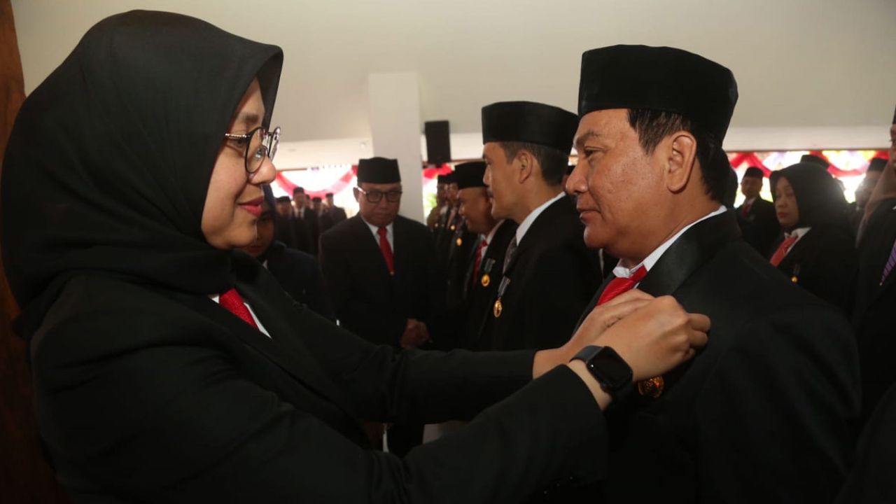 Ipuk Fiestiandani Menyematkan Satyalencana Karya Satya pada 450 ASN