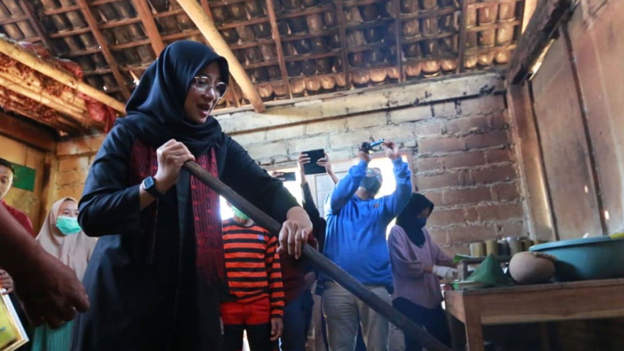 Bupati Ipuk Fiestiandani Mengaduk Gula Aren di Desa Kluncing Banyuwangi