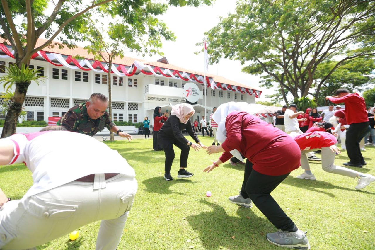 Seru, Ipuk Fiestiandani Ikut Lomba Agustusan di halaman Pemkab Banyuwangi
