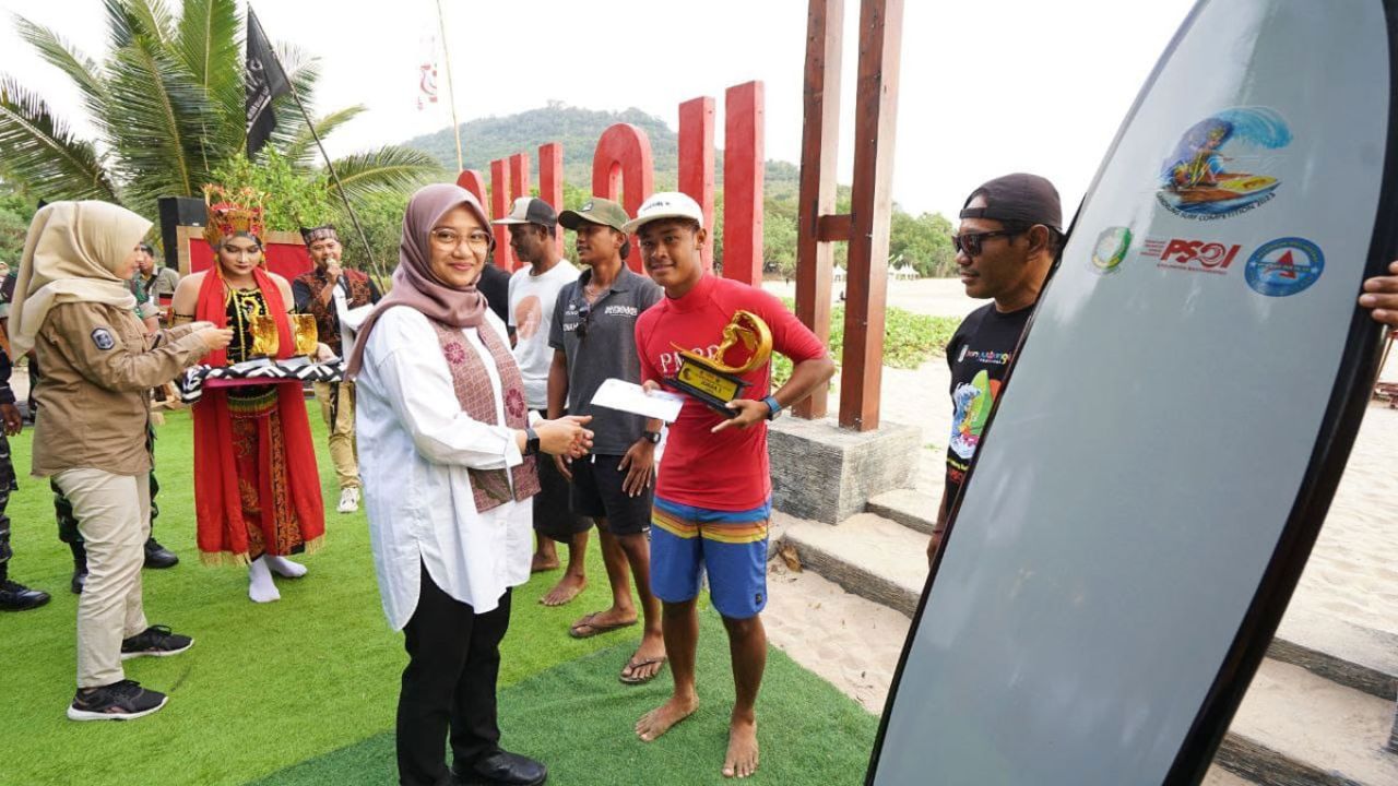 Ipuk Fiestiandani Menutup Gelaran Red Island Gandrung Surf Competition