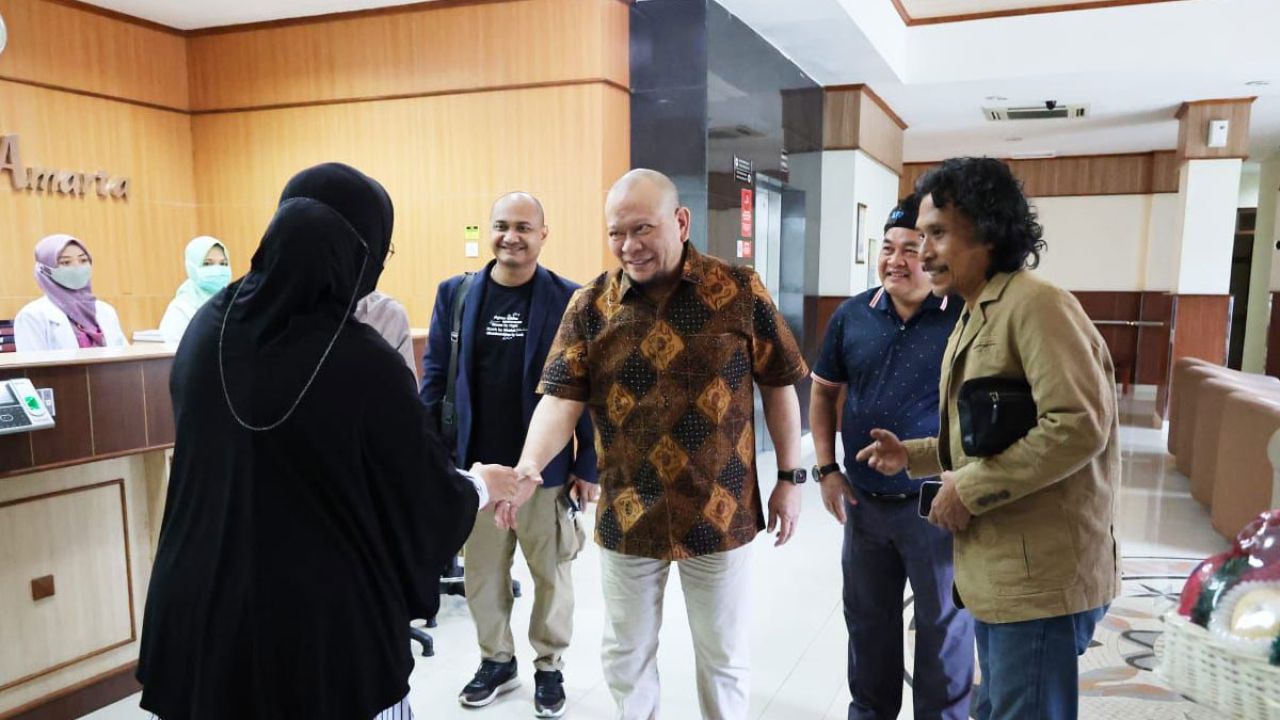 Ketua DPD RI Jenguk Cak Nun di RSUP Dr Sardjito Sleman, Doakan Lekas Pulih