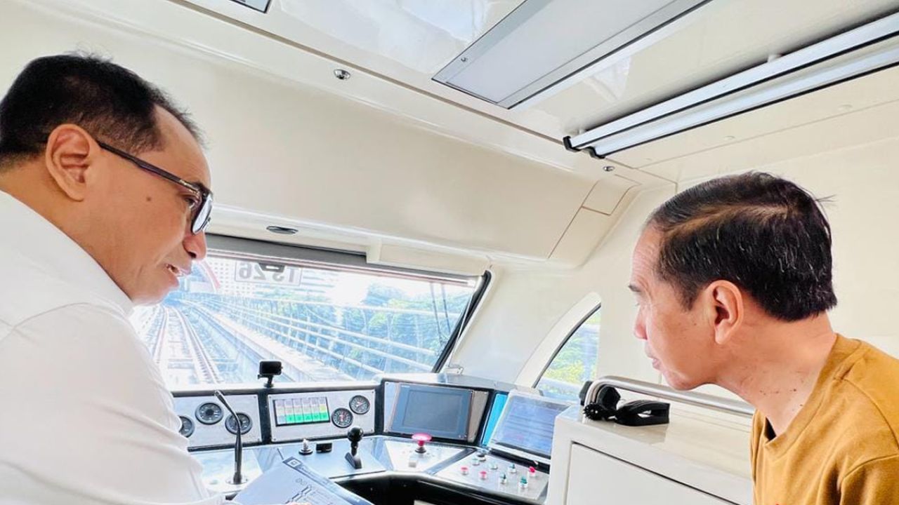 Jokowi Mencoba LRT Jabodebek, Dia Mengatakan Keselamatah Harus Diutamakan
