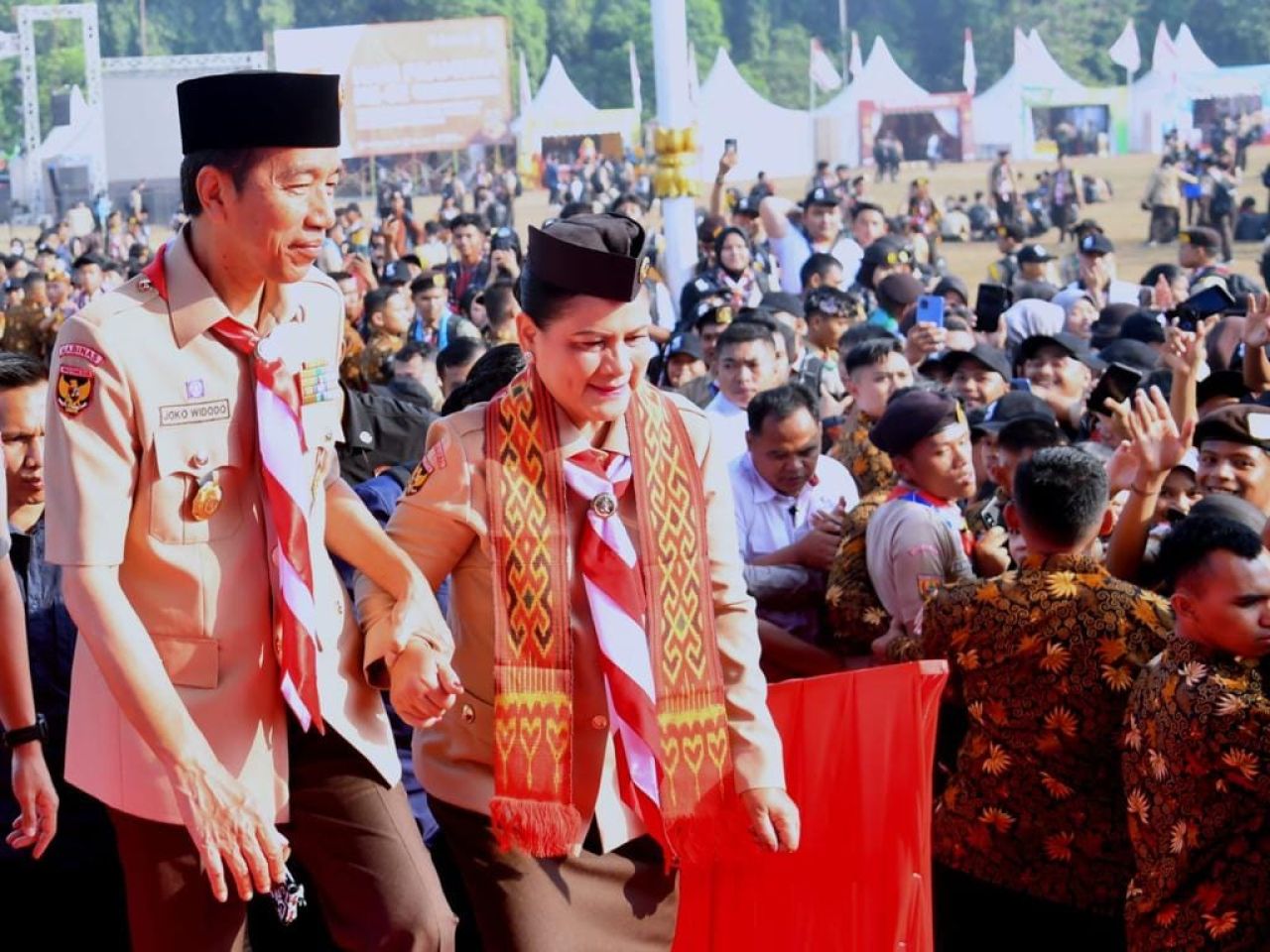 Presiden Joko Widodo dan Ibu Iriana Joko Widodo meninjau langsung kegiatan Raimuna Nasional XII Gerakan Pramuka Tahun 2023 di Bumi Perkemahan Pramuka Cibubur, Jakarta. Foto © BPMI Setpres/Rusman