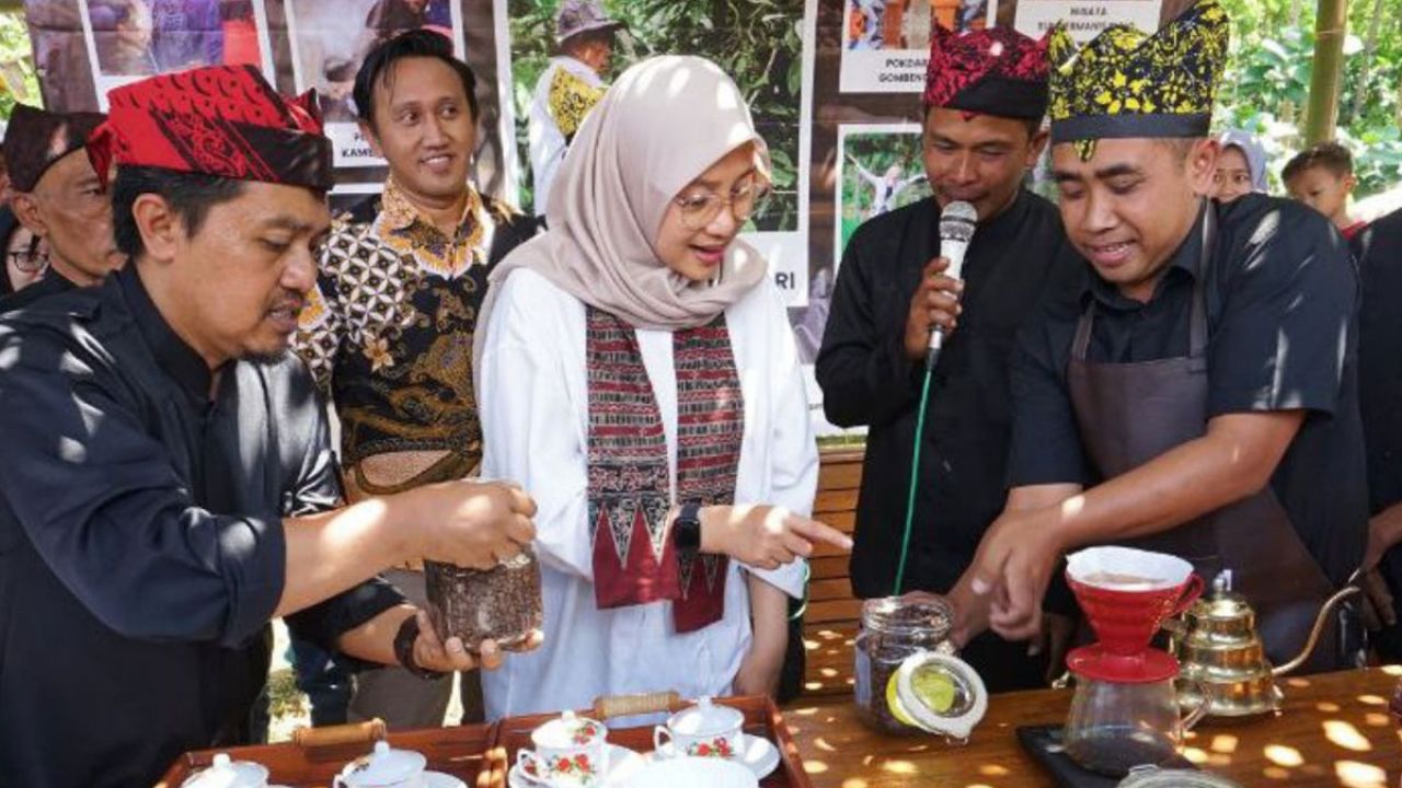 Bupati Ipuk Fiestiandani Ikut Incip Kopi Pesta Rakyat Gombengsari