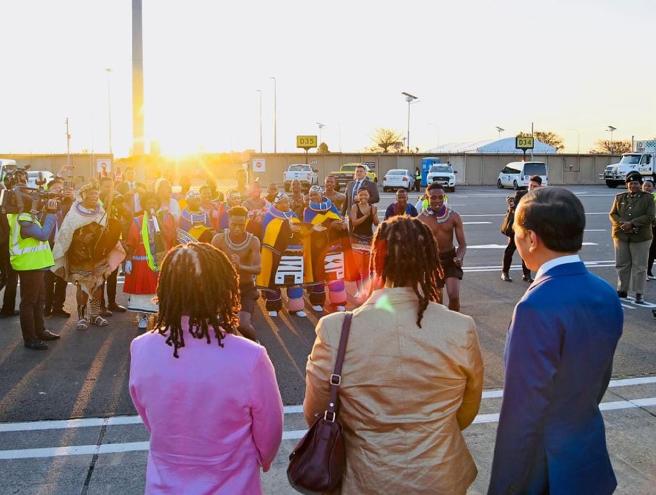 Presiden Joko Widodo tiba di Johannesburg, Republik Afrika Selatan, pada Rabu, 23 Agustus 2023. Foto: Setkab RI