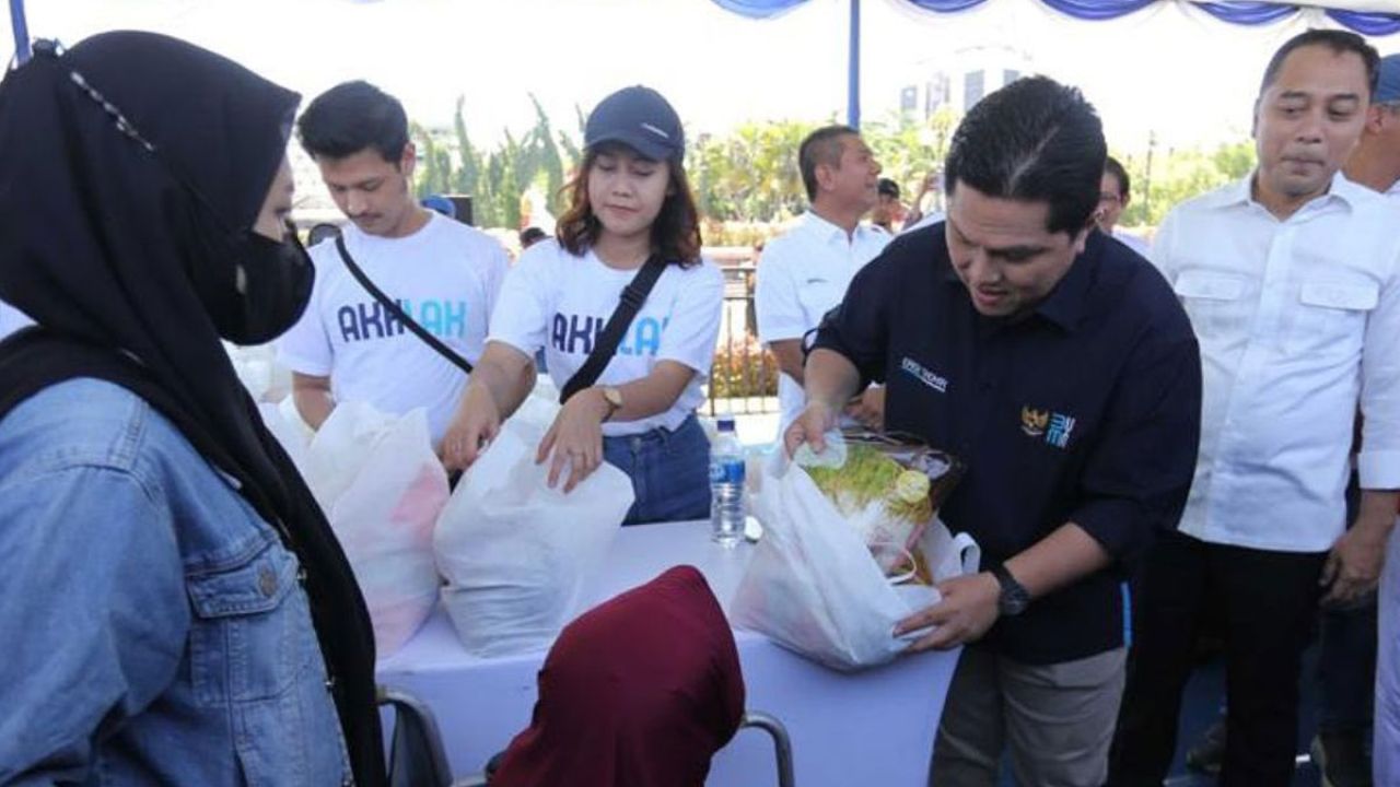 Erick Thohir dan Eri Cahyadi Gelar Pasar Murah di Lapangan Tugu Pahlawan