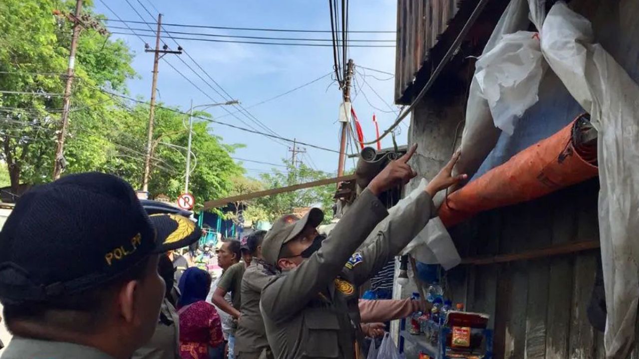 Satpol PP Usir PKL Pasar Keputran, Benarkah Semua Itu Demi Kenyamanan?