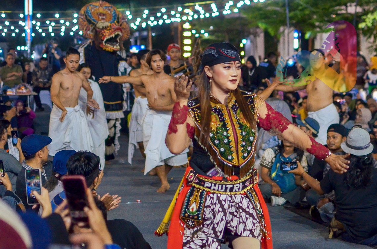 Parade Surya Senja di Grahadi Dimeriahkan Tari Bujang Ganong Jatilan Merak