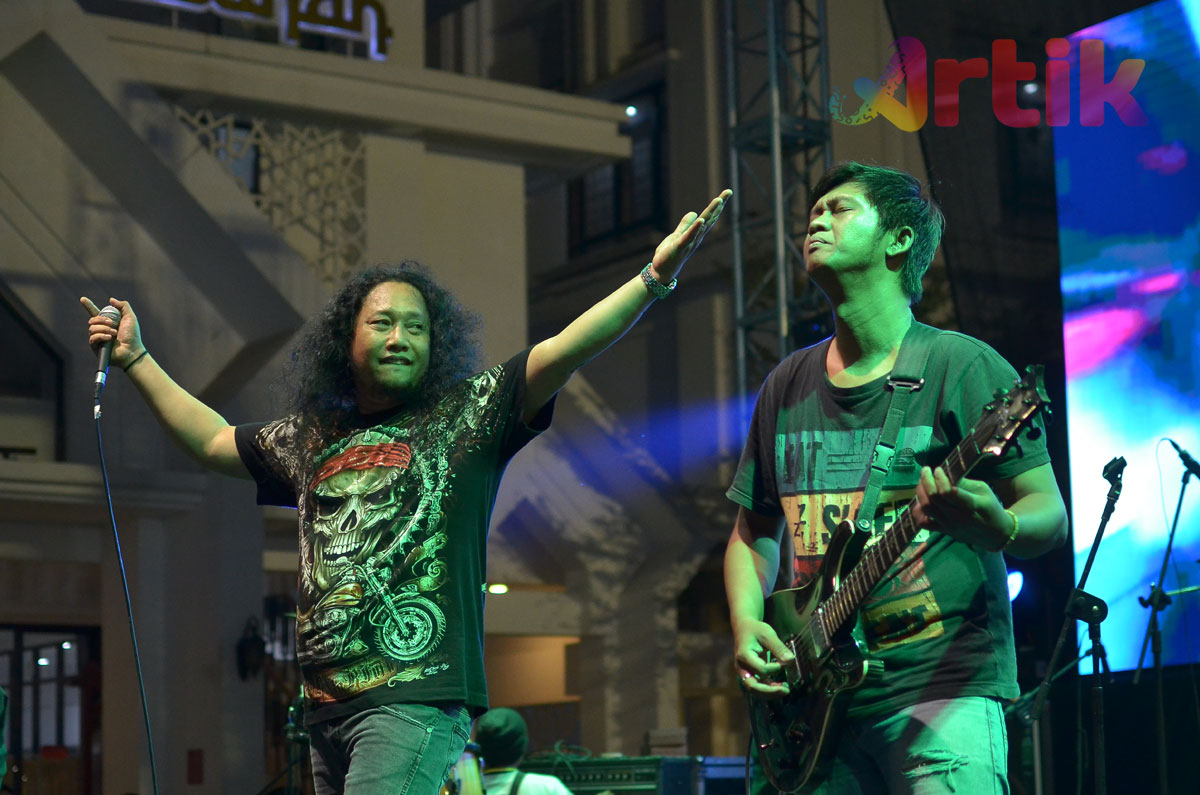 Andromeda Tampilndi Malam Puncak Kurasi Musik Jalanan Surabaya. Foto © Fudaili/ARTIK