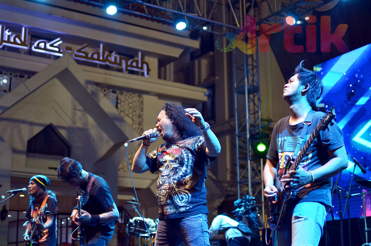 Band Rock Andromeda Meriahkan Malam Puncak Kurasi Musik Jalanan Surabaya