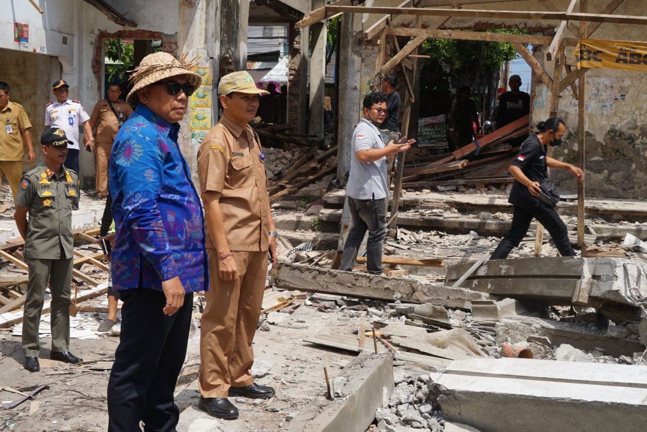 Pantau Pembongkaran Pasar Umum Negara, Bupati Tamba Pastikan Berjalan Lancar