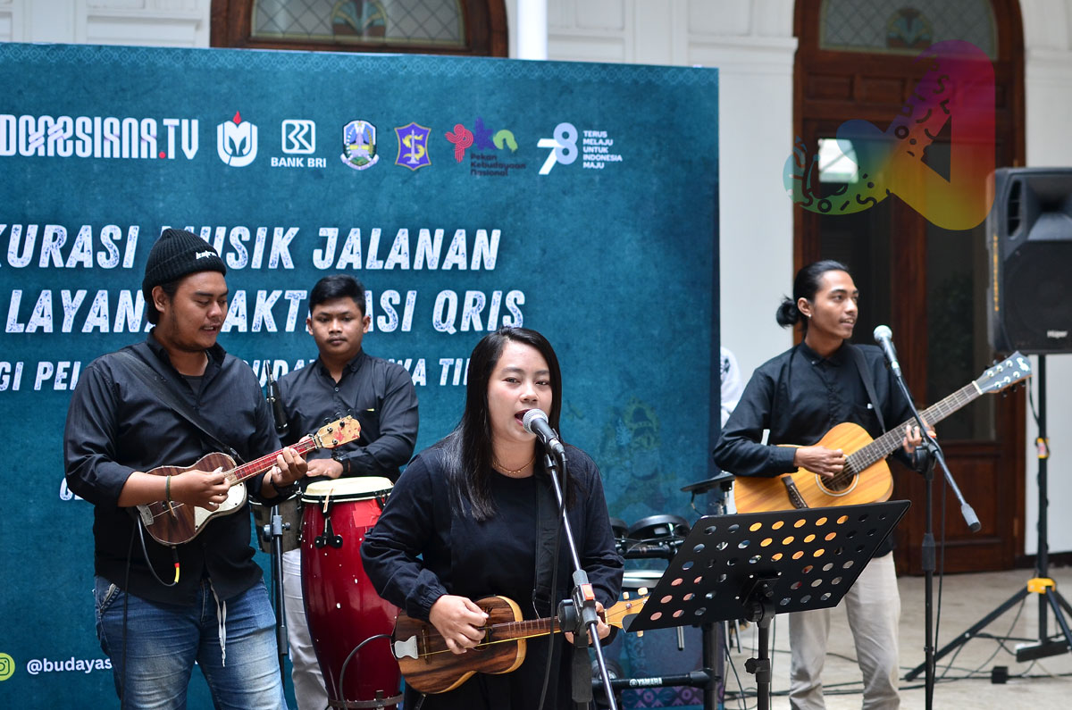 DITATA: Salah satu musisi jalanan sedang melakukan kurasi musik di Gedung Merah Putih, Balai Pemuda Surabaya, Jumat (15/9). Foto © Fudaili/ARTIK