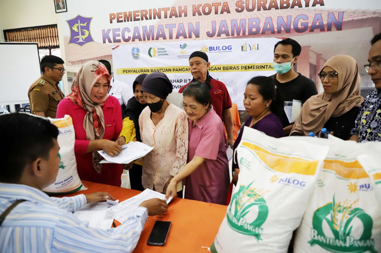 Pemkot Surabaya Salurkan Bantuan Pangan Beras Tahap II 2023