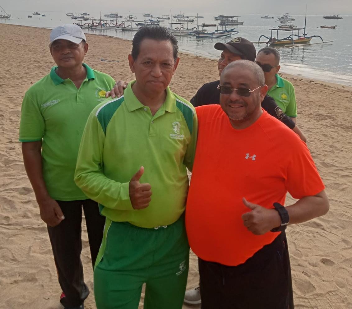 CALEG PKS : Drs. H. Hud Muhammad Al Qadri SH MA (baju hijau) Usai Senam Foto Bersama Sekjen DPP PKS yang juga Anggota DPR RI Komisi 3 Habib Abu Bakar Al Habsyi di Pantai Samawang Sanur Bali 25/10