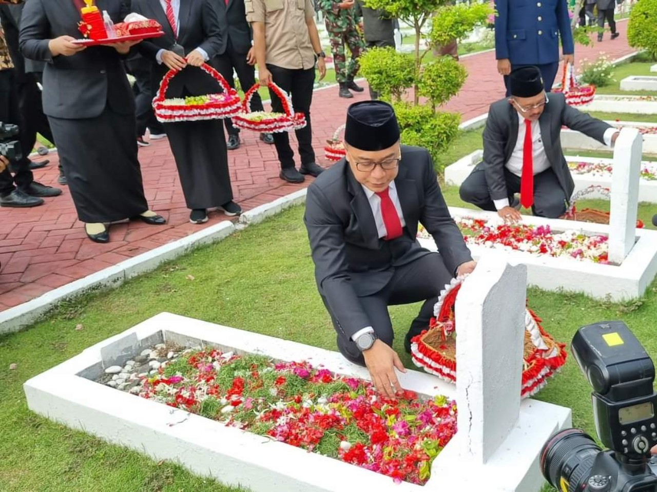 Wali Kota Surabaya Eri Cahyadi Pimpin Ziarah dan Upacara di TMP Kusuma Bangsa
