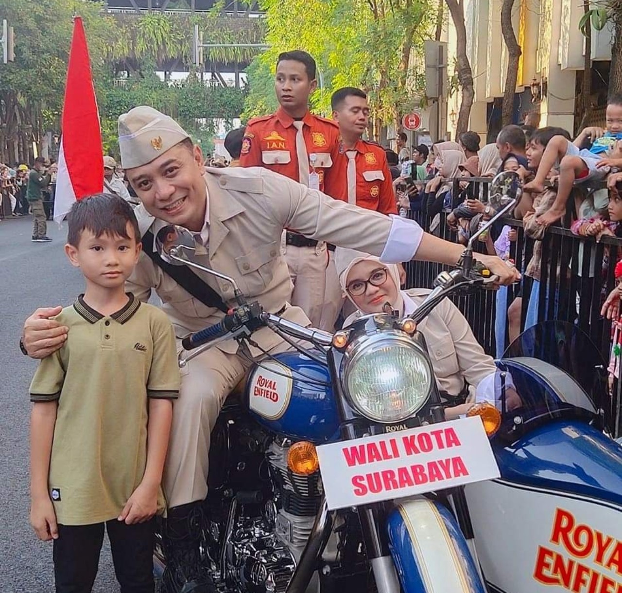 Parade Surabaya Juang 2023, Eri Cahyadi dan Rini Indriyani Ikut Serta dalam Pawai