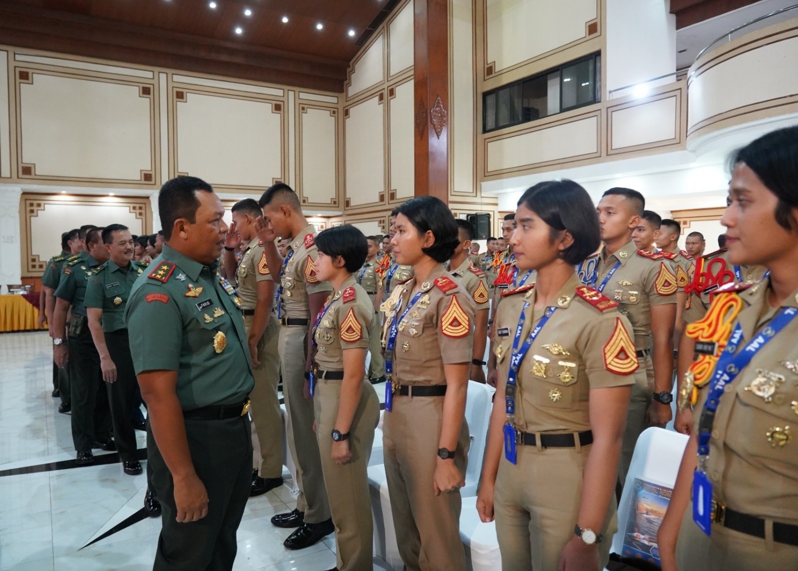 Mayjen TNI Farid Makruf Memberi Pembekalan pada Taruna AAL di Makodam V Brawijaya