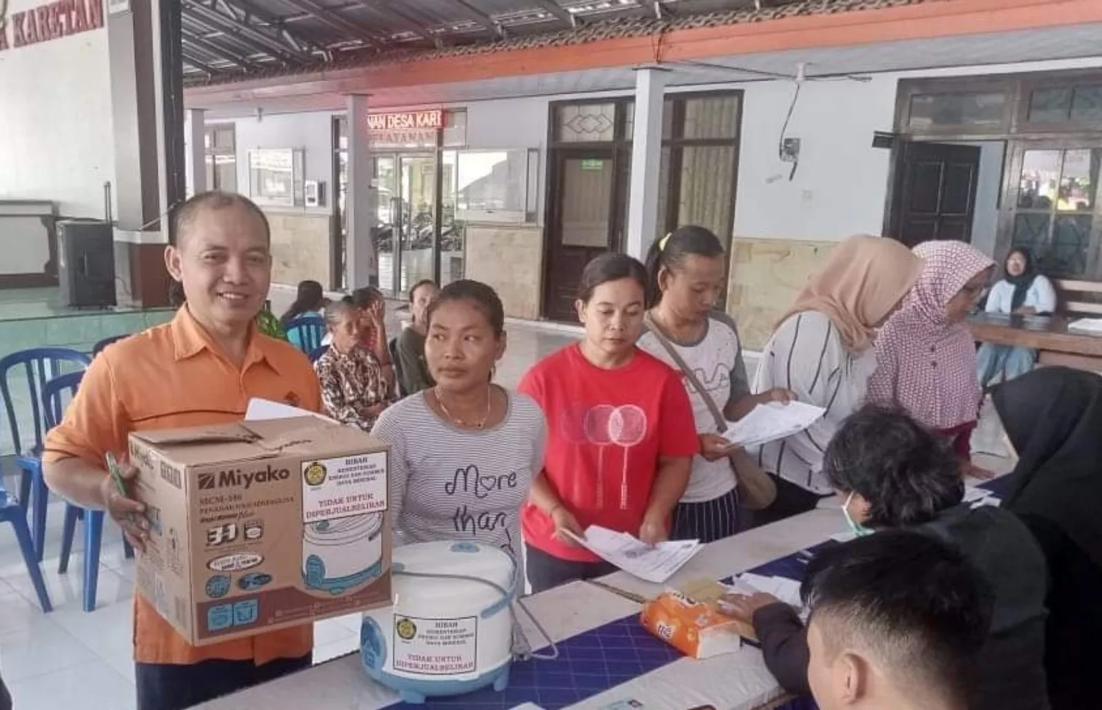 Pemerintah Pusat Menyalurkan Bansos Alat Masak Listrik ke 10.813 KPM di Banyuwangi