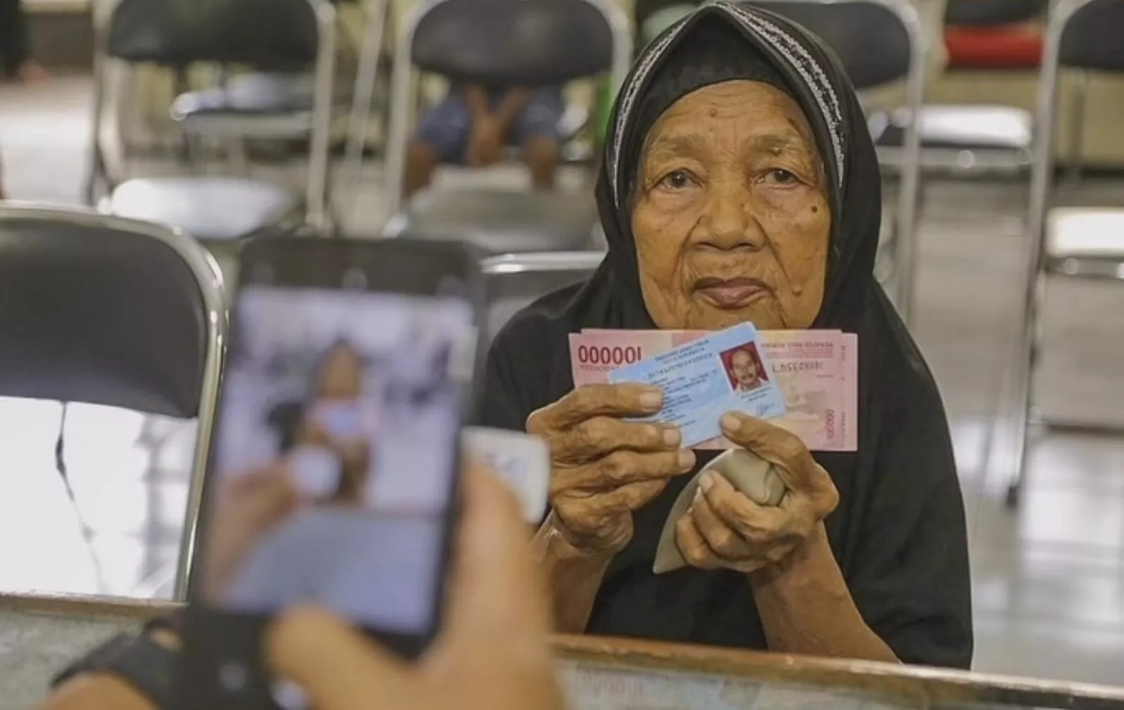 Pemkot Surabaya Mulai Salurkan BLT Permakanan, Tunai Senilai Rp200 Ribu per Bulan