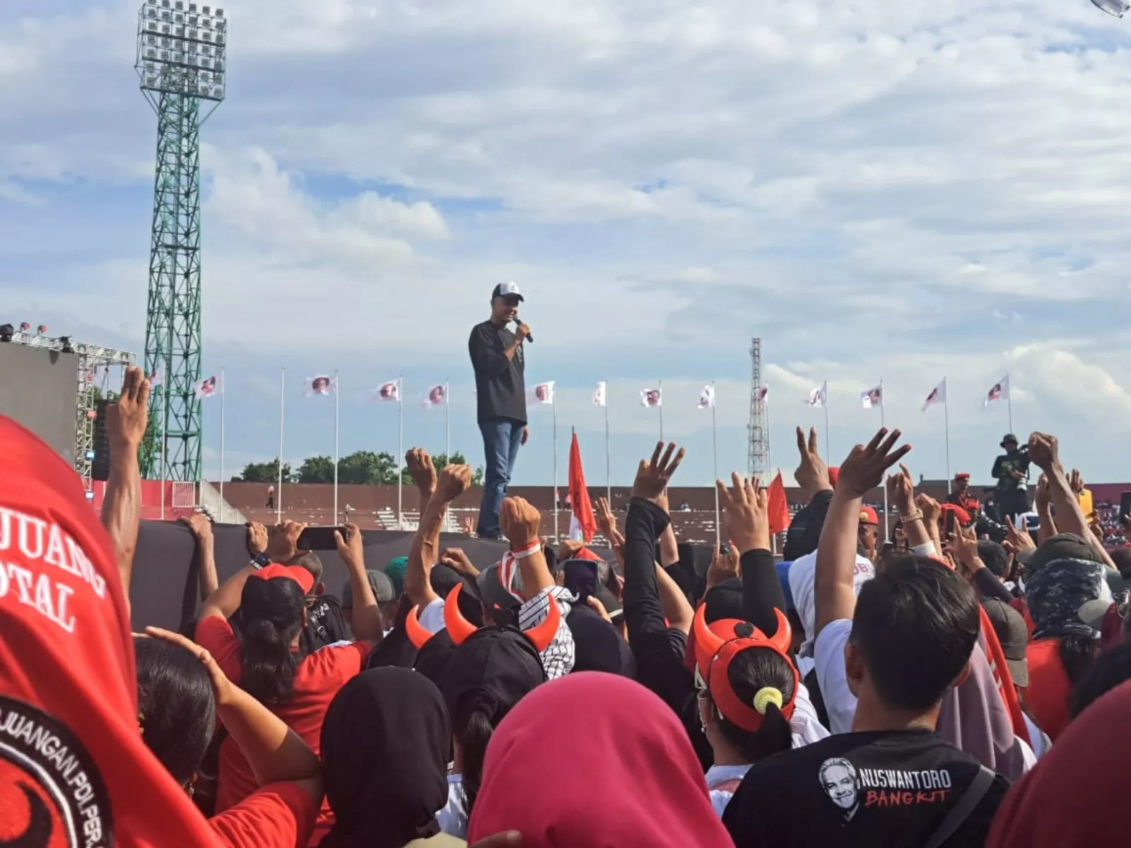 Hajatan Rakyat, Ribuan Pendukung Ganjar Mahfud Memadati GOR Sidoarjo
