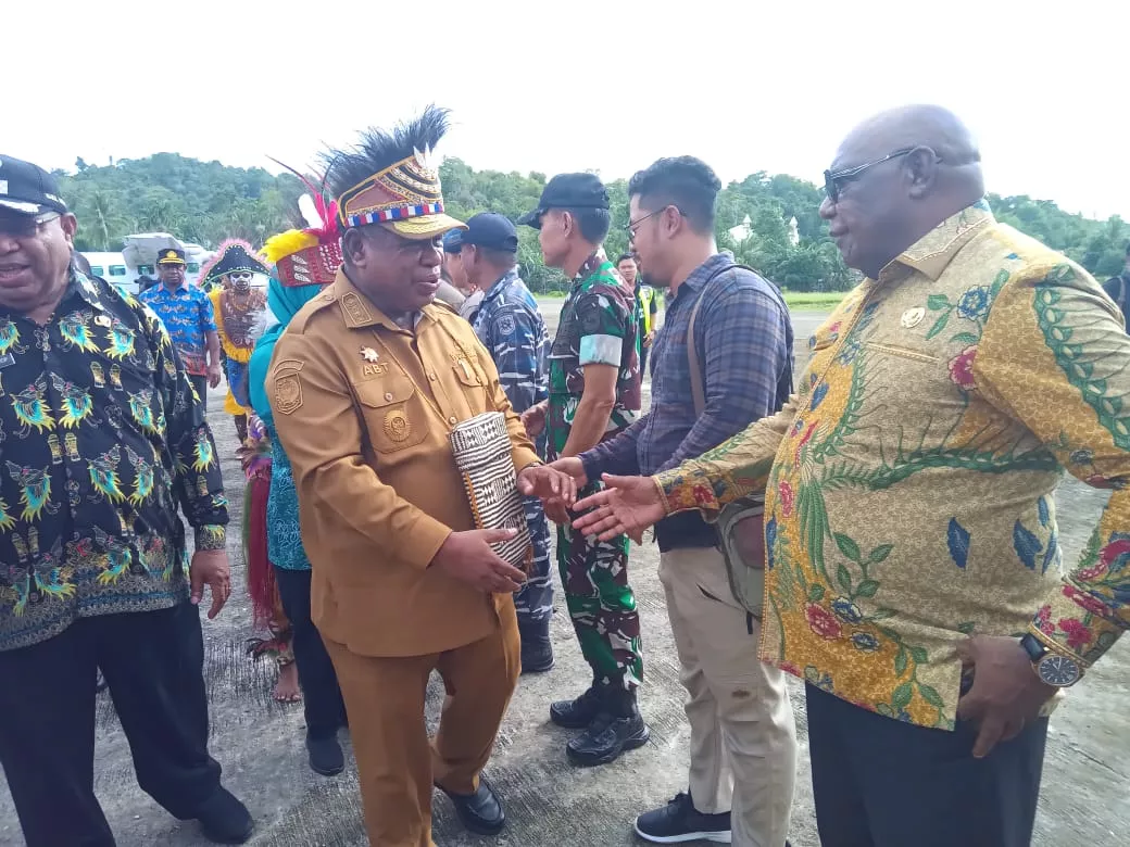 Penjabat Gubernur Papua Barat Kunjungi Teluk Bintuni, Serahkan Bantuan dan Resmikan PLTS