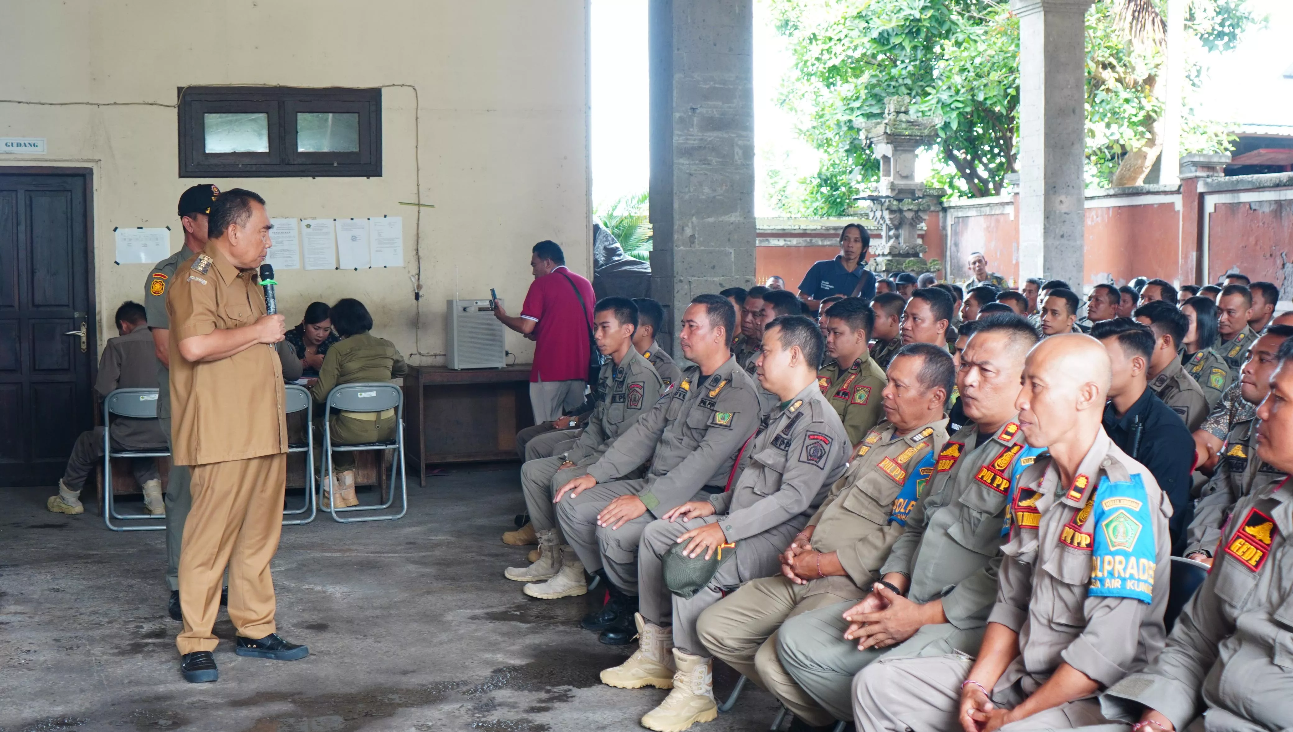 Bupati Jembrana Jalani Tes Urine Bersama Ratusan Tenaga Kontrak Pol PP Jembrana