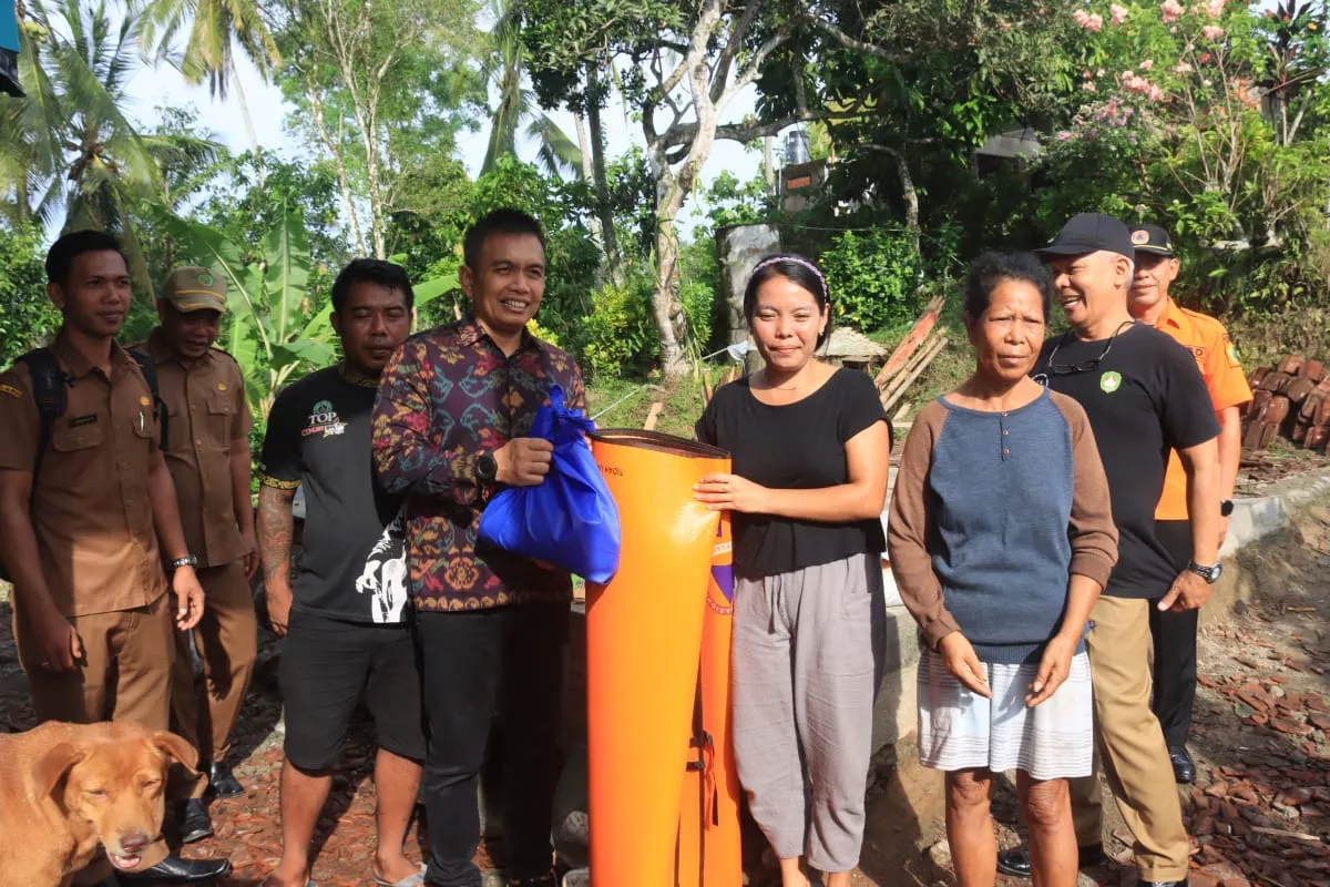Wabup Ipat Sambangi Korban Angin Puting Beliung di Banjar Pangkung Jangu