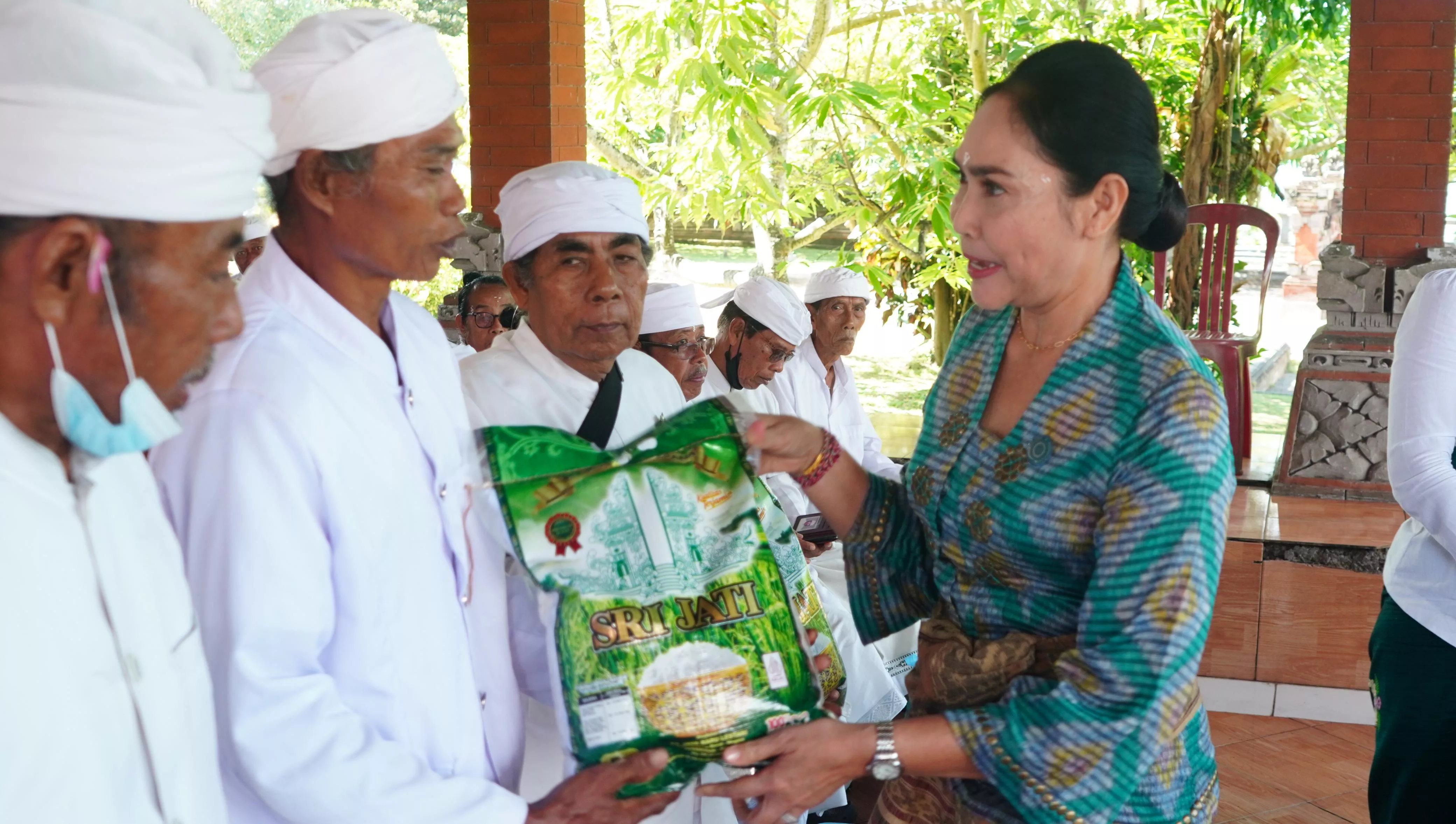 Ny Candrawati Tamba Serahkan Punia Sembako Bagi Ratusan Pemangku se Jembrana