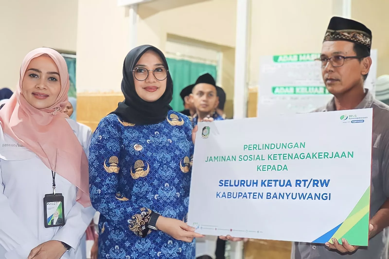 Ipuk Fiestiandani Beri BPJS Ketenagakerjaan untuk Ketua RT dan RW di Banyuwangi