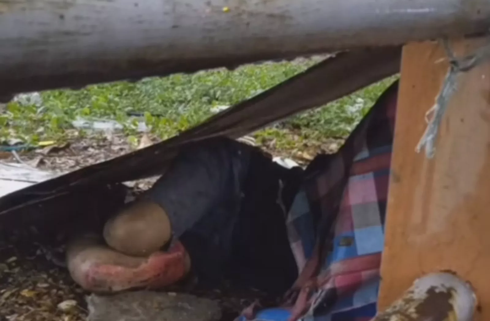 Petugas Gabungan Evakuasi Pria Tanpa Tempat Tinggal di Bantaran Sungai Jagir