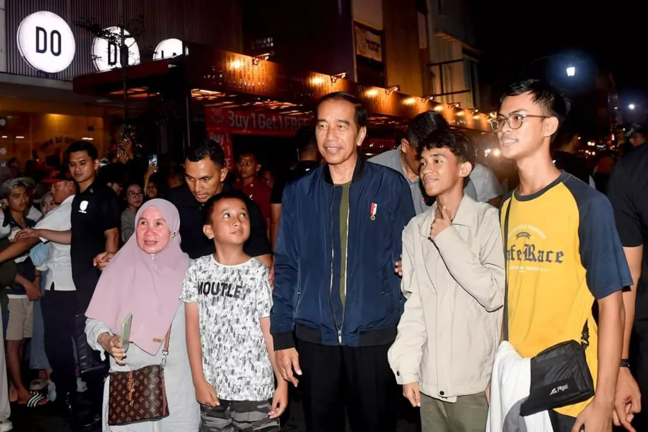 Malam Tahun Baru 2024, Jokowi Sapa Warga Pasar Pon, Kota Surakarta