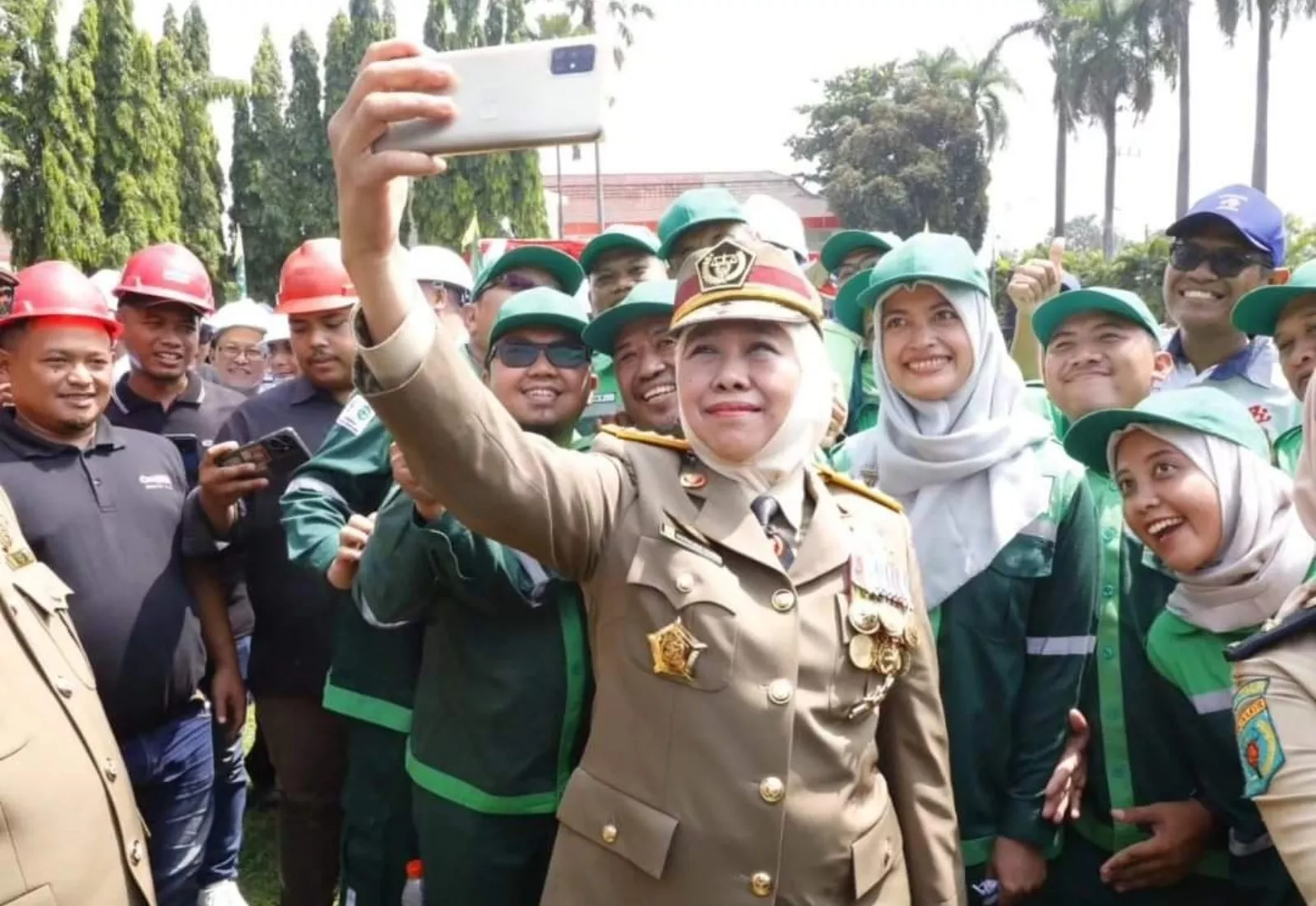 Khofifah Indar Parawansa Berikan Penghargaan K3 kepada 612 Perusahaan di Mojokerto