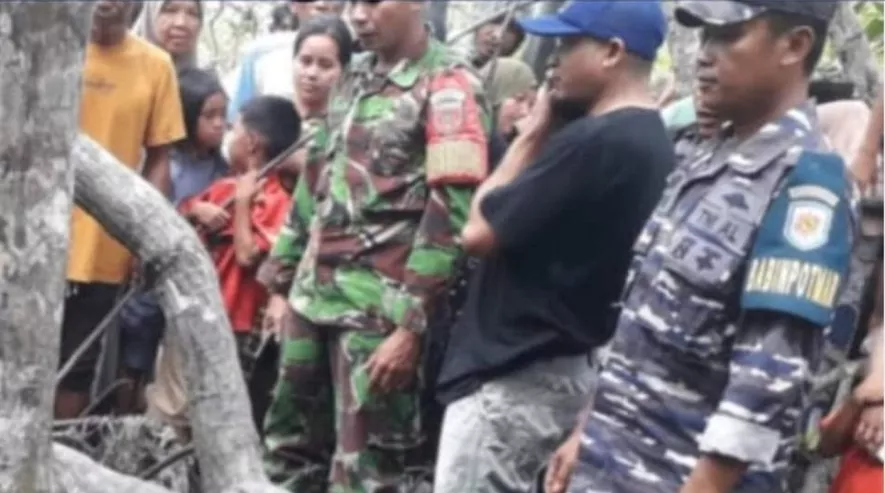 Prajurit Lanal Mamuju Bantu Evakuasi Mayat yang Ditemukan di Hutan Bakau Pasangkayu