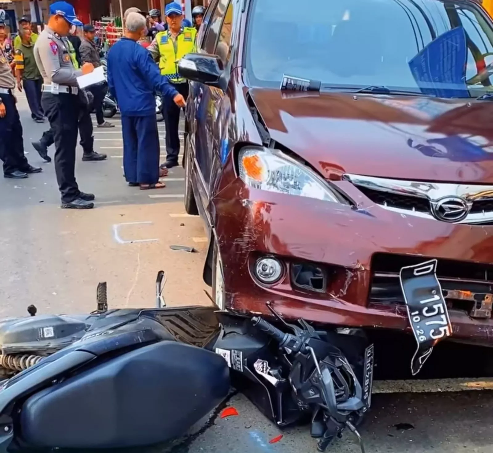 Mobil Tabrak Pengendara Motor dan Pejalan Kaki di Cimahi, Satu Orang Patah Tulang