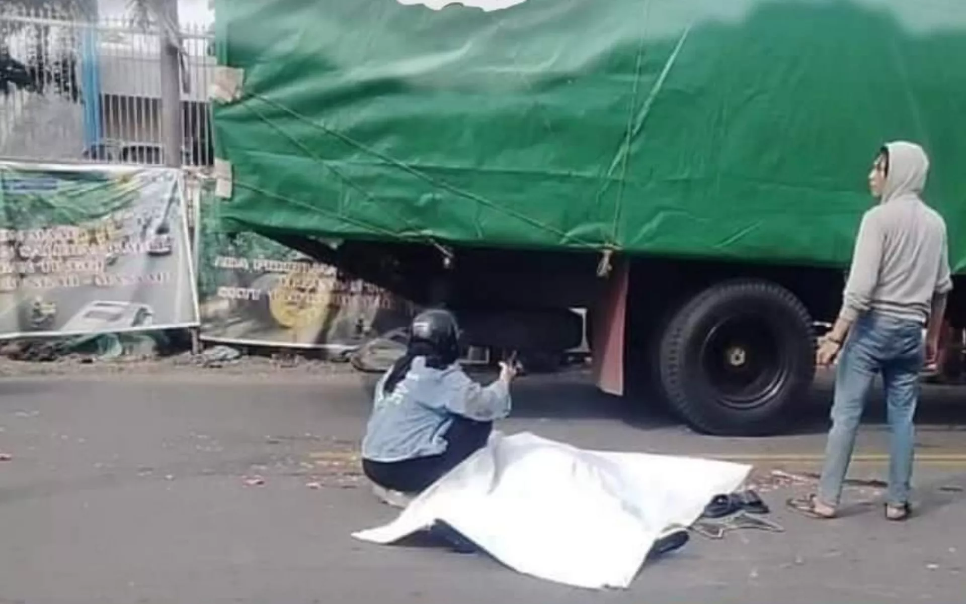 Kecelakaan di Manyar Gresik, Motor Lawan Fuso, Korban Meninggal di Lokasi Kejadian