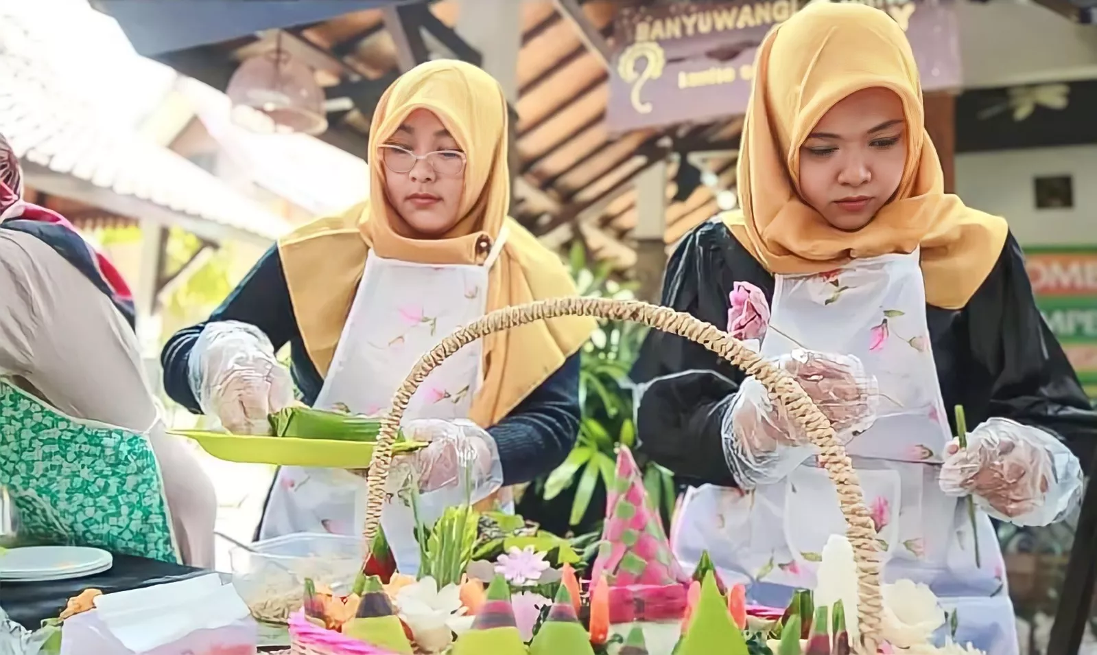 Lomba Nguleg Sambel Tempong di Banyuwangi Heboh, Karena Juga Diikuti Peserta Laki-laki