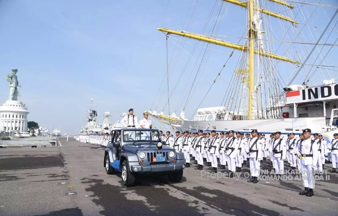 Pangkoarmada II Pimpin Sertijab Komandan Satuan Kapal Bantu dan Polisi Militer