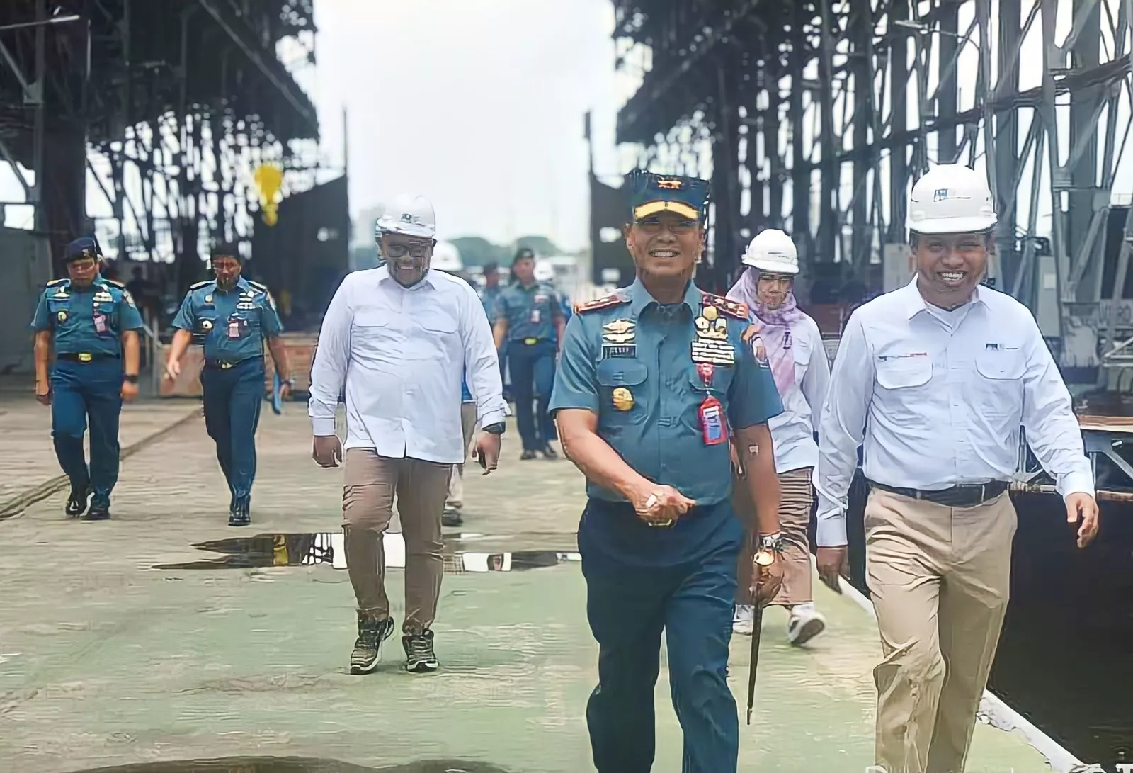 Laksda Denih Hendrata, Wakil Menteri BUMN dan Dirut PT PAL Tinjau Kesiapan KRI Alugoro 405