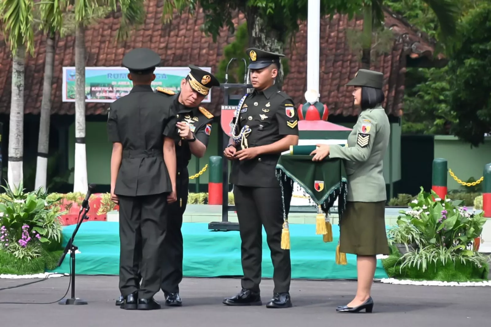 Mayjen TNI Rafael Lantik 102 Siswa Secaba Jadi Prajurit TNI-AD di Rindam Brawijaya