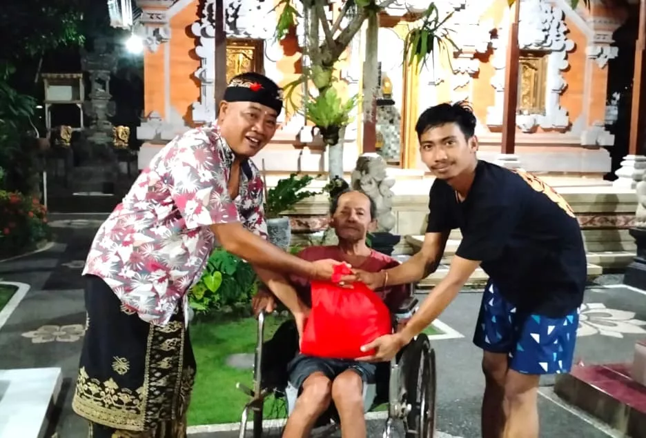 Calon Anggota DPD RI Made Kerta Suwirya Jenguk Seniman Tua Maestro Barong Bernama Pekak Raos