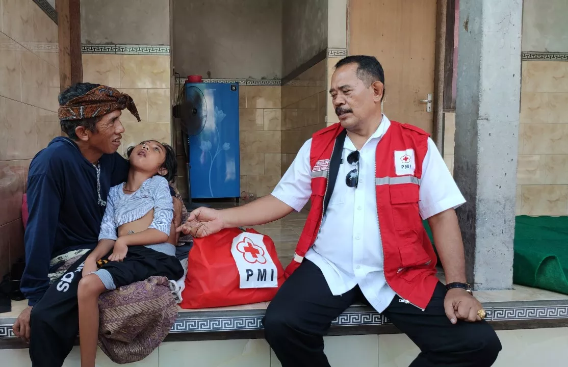 PMI Klungkung Salurkan Bantuan Kemanusiaan kepada Ni Wayan Darma Astiti yang Menderita Disabilitas