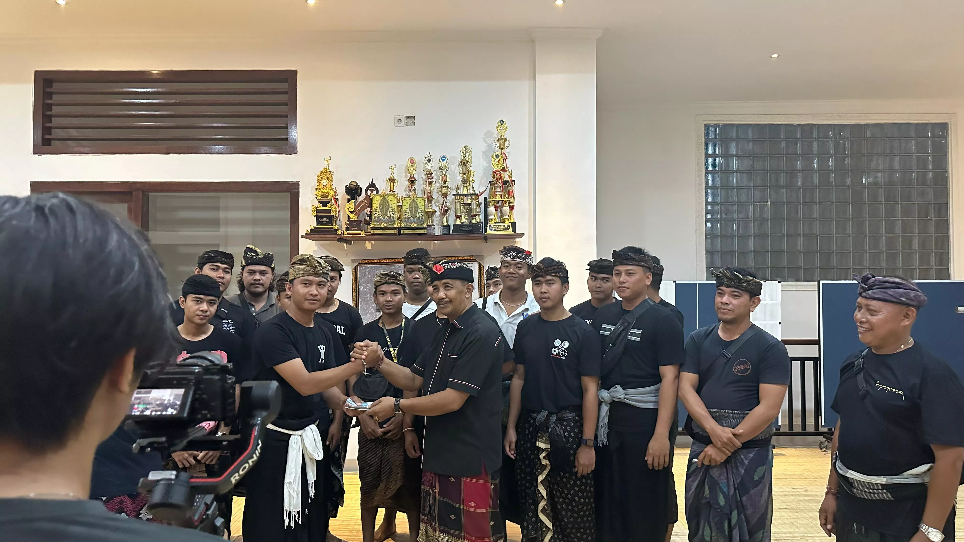I Gusti Agung Putu Sutarja Serahkan Bantua dan Motivasi kepada Sekaa Teruna Eka Darma
