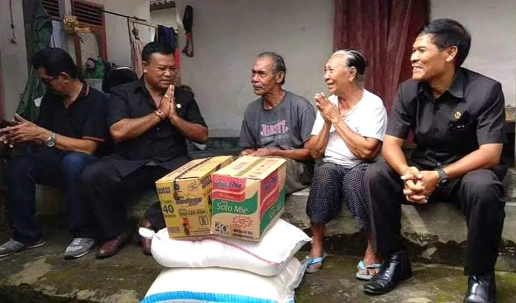 Ketua DPC Partai Gerindra Kab. Klungkung Bagikan Sembako Optimis Prabowo-Gibran Menang Satu Putaran