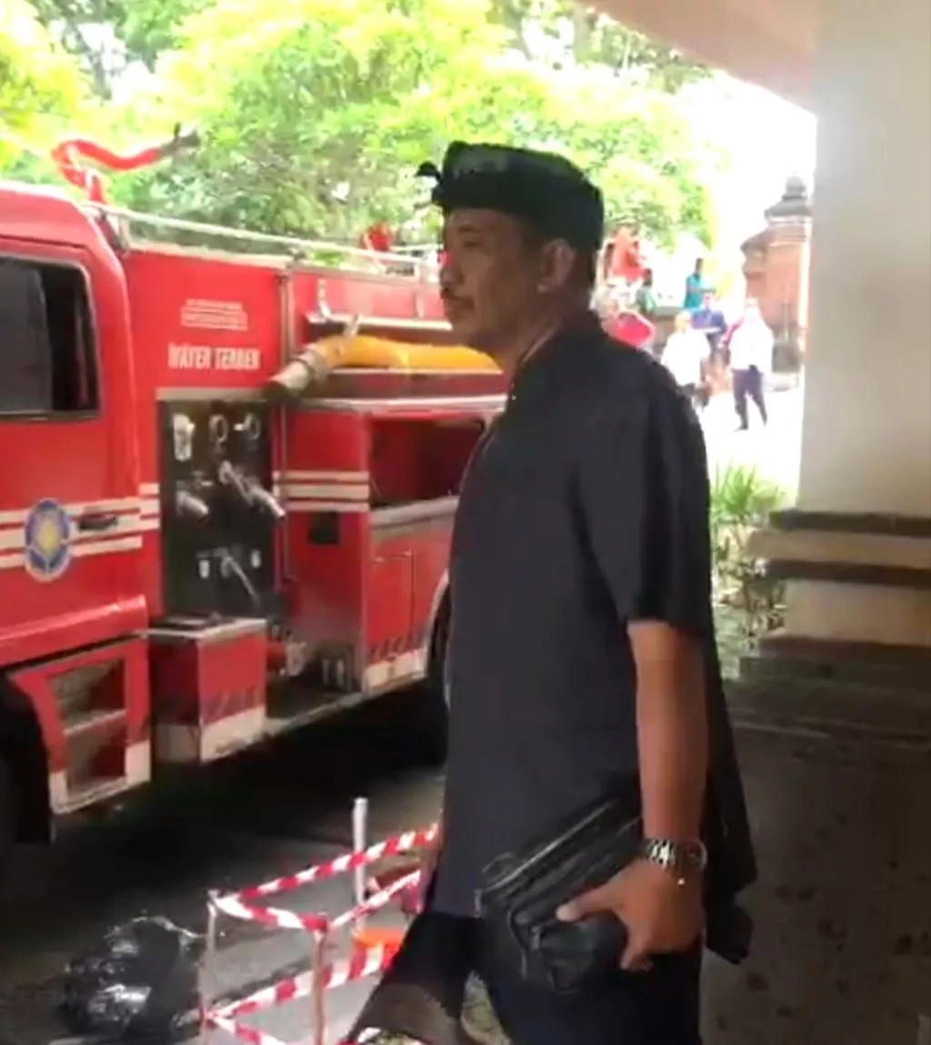 Sutarja Bersama Masyarakat dan Petugas Tangani Cepat Kebakaran di GOR Purna Krida