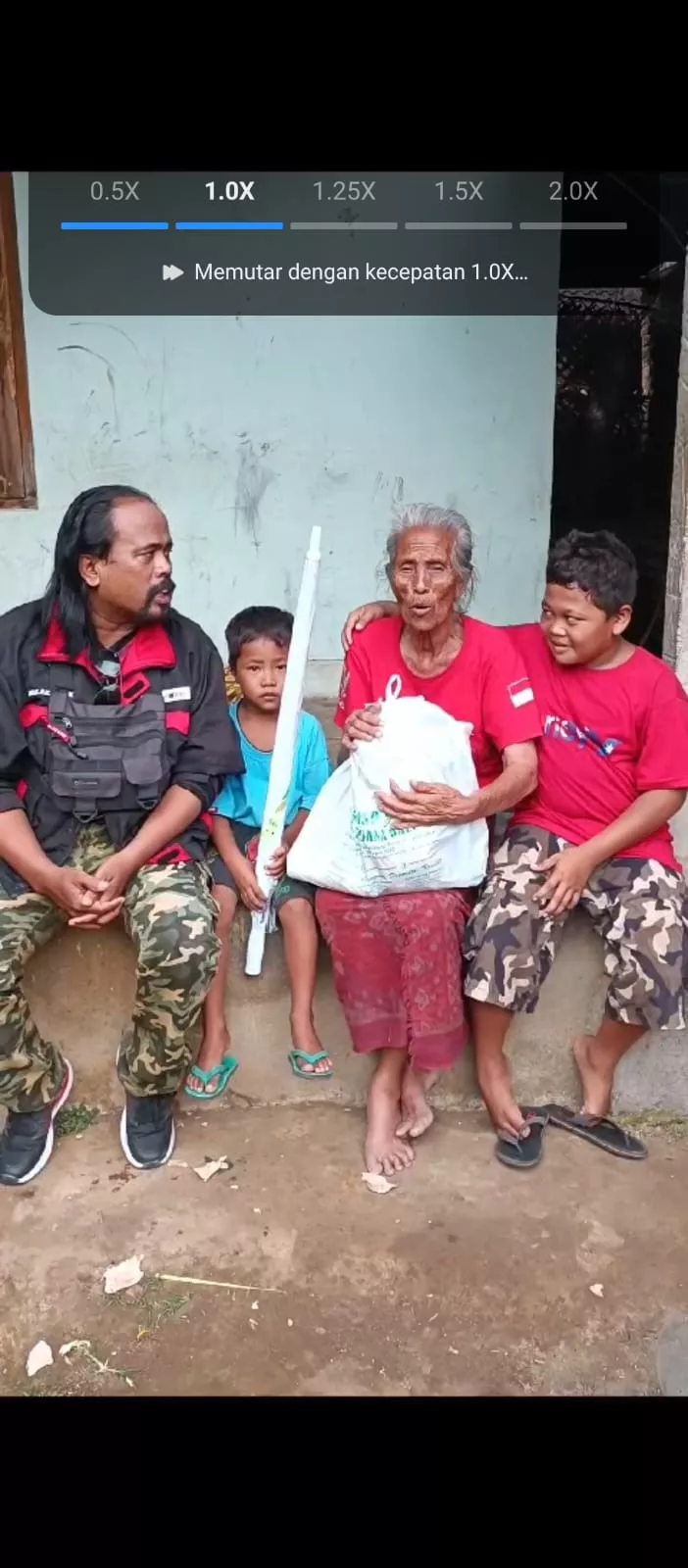 Newsyess Beri Dukungan Nenek 80 Tahun yang Berjuang Berjualan Canang untuk Hidupi 3 Cucu